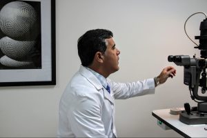 Dr. Renato prepara seus aparelhos para o exame de acuidade visual e checagem dos olhos nos pacientes.